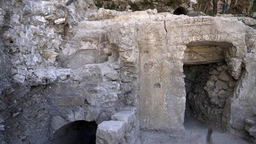 Sitio de un baño ritual, o mikvé, izquierda, junto al Muro de los Lamentos en la Ciudad Vieja de Jerusalén, 17 de julio de 2022. El baño, que data del siglo I, fue descubierto por trabajadores que construyen un elevador.&nbsp;