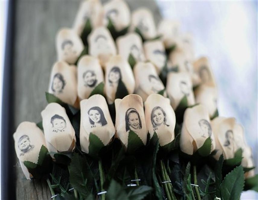 El domingo es el segundo aniversario de las balaceras que dejaron 26 muertos en Sandy Hook. (AP)