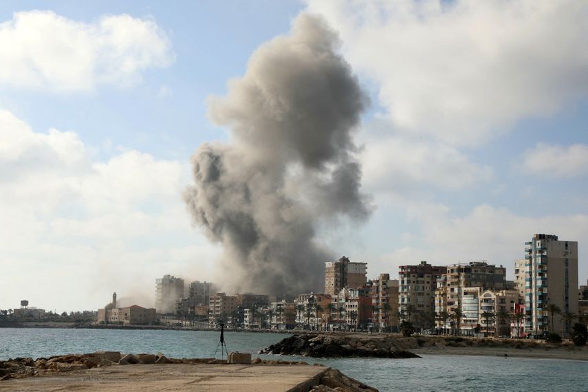 Se eleva humo desde el lugar de un ataque aéreo israelí contra un barrio de la ciudad costera de Tiro, en el sur del Líbano, el 7 de junio de 2026.