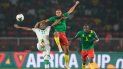 El Fardou Ben Nabouhane (izquierda) de Comoros va por el balón junto a JC Castelletto de Camerún durante el partido de octavos de final de la Copa Africana de Naciones
