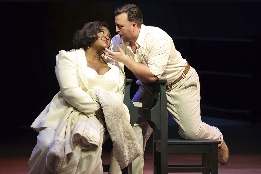 En esta imagen proporcionda por la Ópera de Santa Fe, el tenor británico Freddie de Tommaso como Mario Cavaradossi, derecha, y la soprano Leah Hawkins como la protagonista en "Tosca" de Puccini en la Ópera de Santa Fe el 12 de agosto de 2023. 