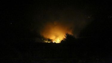 Enormes llamas salen del lugar donde se estrelló un avión de carga de una aerolínea con sede en Ucrania a unos kilómetros (millas) del aeropuerto de la ciudad de Kavala, en el norte de Grecia, el sábado 16 de julio de 2022.&nbsp;
