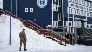 Un soldado camina hacia el cuartel general del Comando Conjunto del Ártico, encargado de las tareas de defensa en y alrededor de Groenlandia y las Islas Feroe, en Nuuk, Groenlandia, el 15 de enero de 2026.