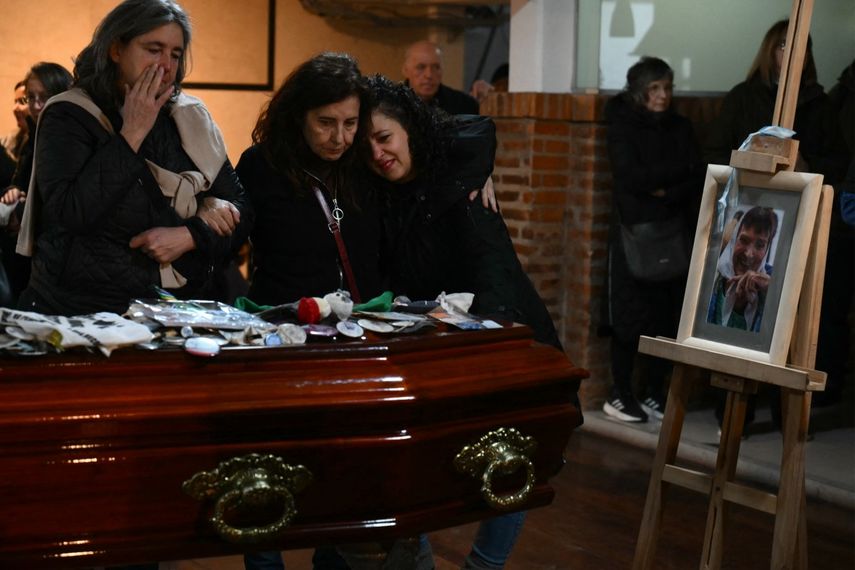 Familiares y amigos se desìden de la activista Taty Almeida, fundadora de las Madres de la Plaza de Mayo (AFP)