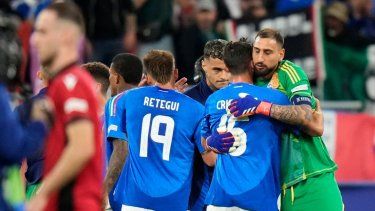 Jugadores de Italia celebran al final del partido de fútbol del Grupo B entre Italia y Albania en la Eurocopa 2024 en Dortmund, Alemania, el sábado 15 de junio de 2024.