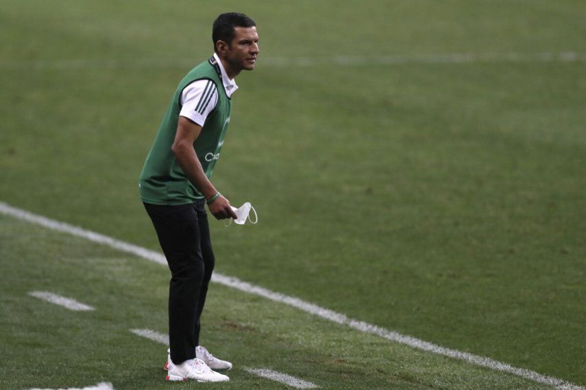 Jaime Lozano, técnico de la selección de México, observa la final del Preolímpico de la Concacaf ante Honduras, el martes 30 de marzo de 2021, en Guadalajara&nbsp;