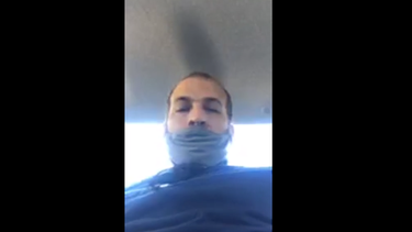 Michel Matos, integrante del Movimiento San Isidro, en una patrulla donde lo retuvieron cuando salió de su casa el lunes 14 de diciembre de 2020.&nbsp;