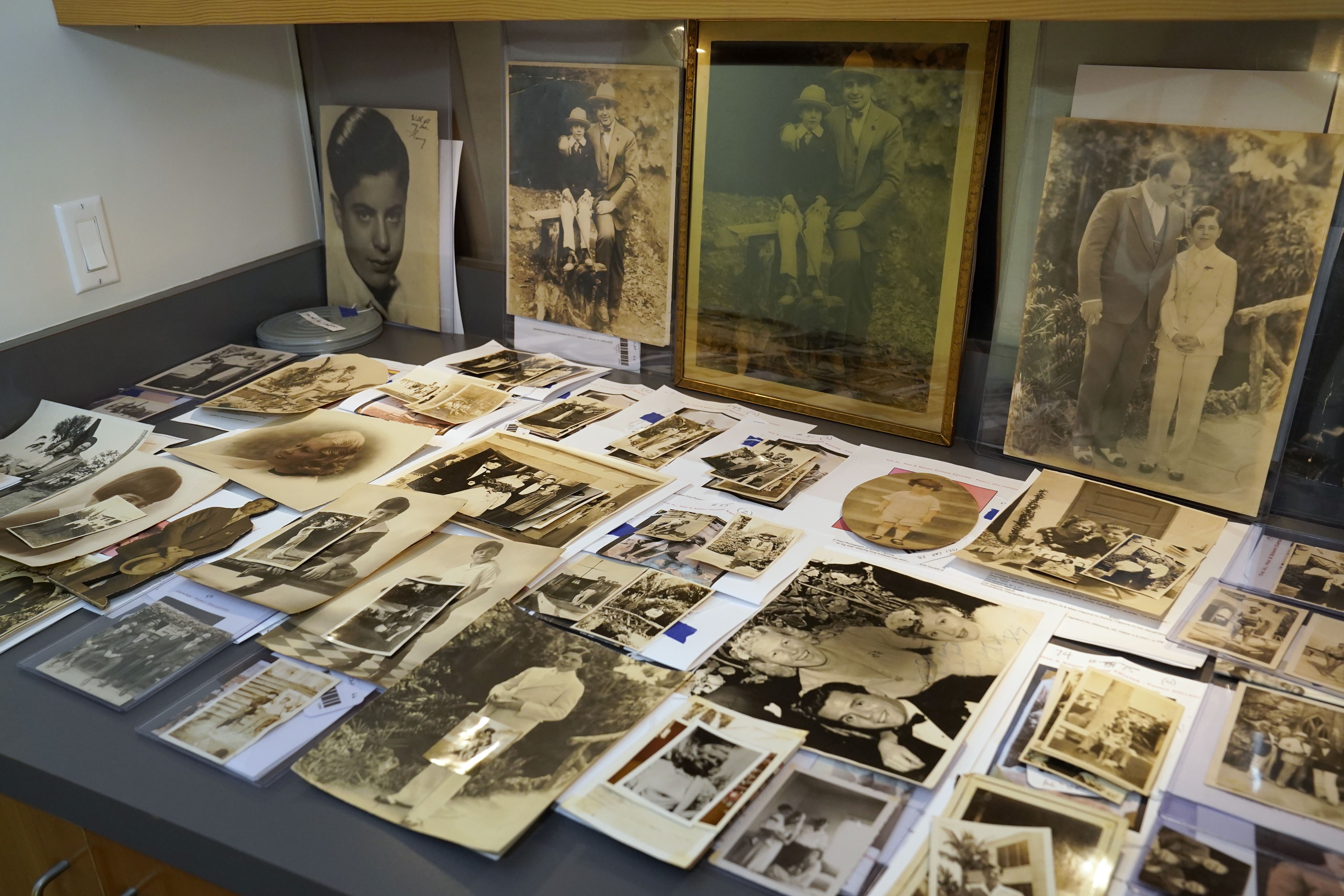 En esta fotografía de archivo del 25 de agosto de 2021 fotografías familiares de Al Capone en la Casa de Subastas Witherell en Sacramento, California. En esta fotografía de archivo del 25 de agosto de 2021 fotografías familiares de Al Capone en la Casa de Subastas Witherell en Sacramento, California.