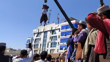 Un cadáver (arriba) que se muestra en un área pública está colgado de una grúa en Herat el 25 de septiembre de 2021, después de que los talibanes mataran a cuatro secuestradores durante un tiroteo y los ahorcaran, dijo un alto funcionario.