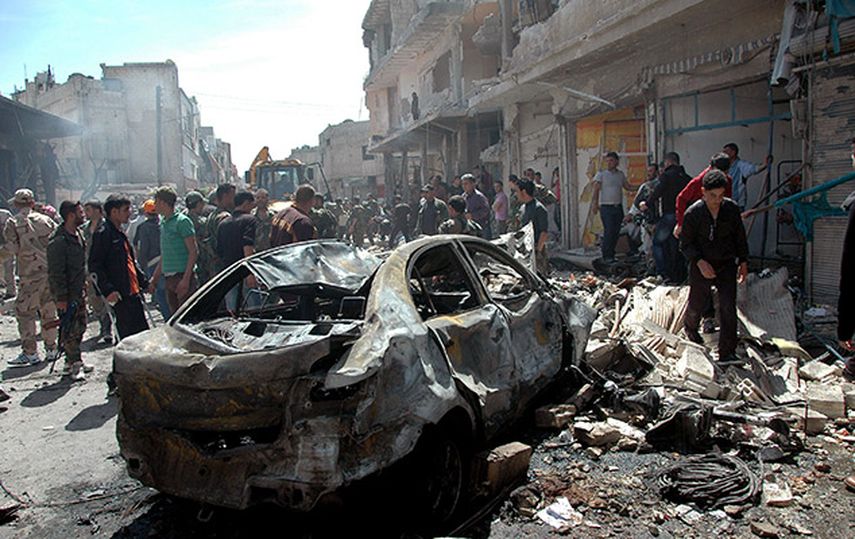 El lugar donde explotaron dos autos bomba en el distrito oficialista de Zahra en la ciudad de Homs, Siria, el martes 29 de abril de 2014 en una fotografía proporcionada por la agencia oficial de noticias SANA. (AP)