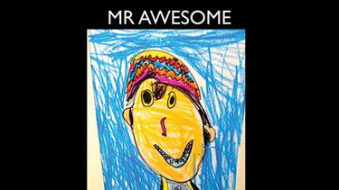 El inspirador retrato Mr. Awesome que pintó un niño de 7 años antes de morir electrocutado en la piscina de su casa de Miami, se está convirtiendo en un fenómeno viral en internet y son muchos los que ya se han fotografiado con el dibujo. EFE