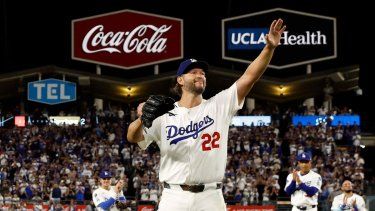 Clayton Kershaw #22 de los Dodgers de Los Ángeles saluda a la afición al ser retirado del juego durante la quinta entrada contra los Gigantes de San Francisco en el Dodger Stadium el 19 de septiembre de 2025 en Los Ángeles, California. Clayton Kershaw #22 de los Dodgers de Los Ángeles saluda a la afición al ser retirado del juego durante la quinta entrada contra los Gigantes de San Francisco en el Dodger Stadium el 19 de septiembre de 2025 en Los Ángeles, California.