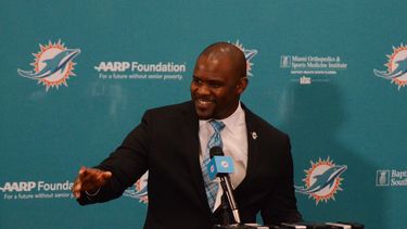 Brian Flores responde a una pregunta durante su presentación como nuevo entrenador de los Dolphins, el 4 de febrero del 2019, en Davie, Florida.