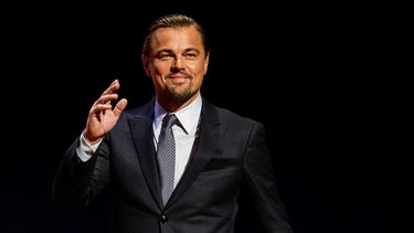 El actor Leonardo DiCaprio saluda durante una gala benéfica en febrero, en el teatro&nbsp;el teatro Carre de Ámsterdam, Países Bajos.&nbsp;