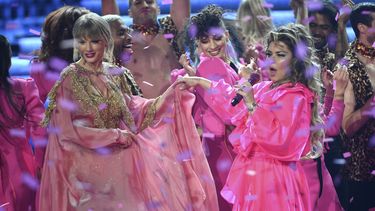 Taylor Swift y Shania Twain actúan al final de la ceremonia de los American Music Awards, el domingo 24 de noviembre, en el Teatro Microsoft, en Los Angeles.