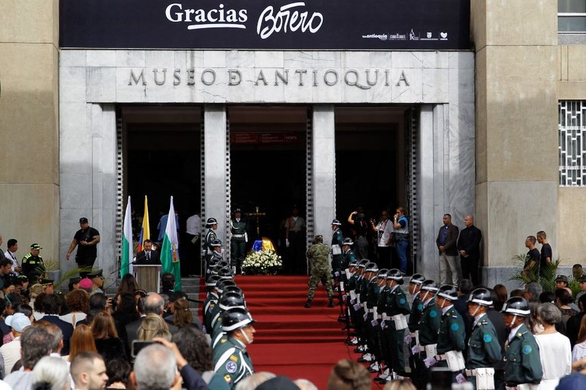 Los restos del pintor y escultor colombiano Fernando Botero, fallecido a los 91 años el 15 de septiembre, son honrados en el Museo de Antioquia en Medellín, Colombia, durante el primero de una serie de homenajes previstos en su ciudad natal, el 26 de septiembre de 2023.
