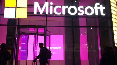 Un hombre camina frente a una oficina de Microsoft en Nueva York.