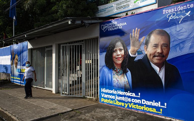 Un hombre pasa junto a una pancarta que promueve la candidatura del presidente de Nicaragua, Daniel Ortega, y su esposa y compañera de fórmula, Rosario Murillo, en Managua el 24 de septiembre de 2021.  