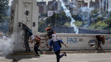 Las fuerzas de seguridad del Estado venezolano han dispersado con gases lacrimógenos las protestas de la oposicion, que llevan casi 100 días