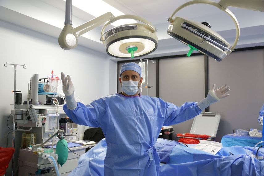 La personalidad extrovertida del cirujano Michael Salzhauer inspiró al cineasta canadiense Jean-Simon Chartier.