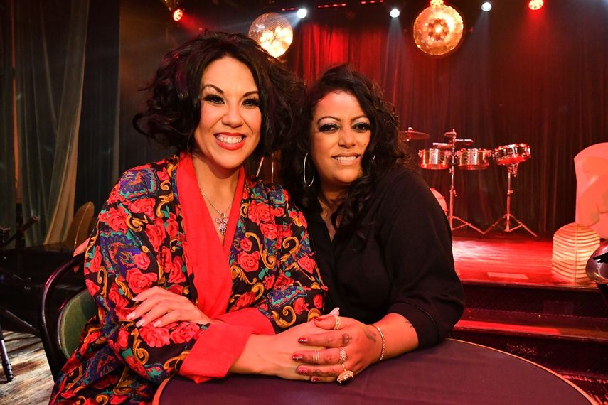 Lucy Grau y la India durante la grabación en Miami del videoclip de la versión en salsa del tema No More Tears.&nbsp;