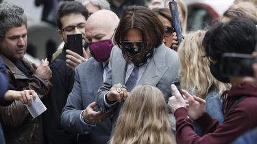 El actor Johnny Depp, en el centro, está rodeado de fanáticos cuando llega al Tribunal Superior de Londres, el jueves 16 de julio de 2020. El veredicto del caso se conocerá el lunes, dos de noviembre.&nbsp; 