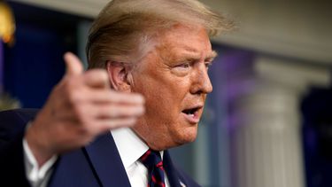 El presidente Donald Trump habla durante una conferencia de prensa en la Casa Blanca.