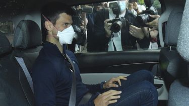El tenista serbio Novak Djokovic es retirado en un vehículo de un centro de detención del gobierno, antes de asistir a una audiencia judicial en la oficina de sus abogados, el domingo 16 de enero de 2022.