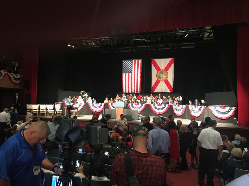 Cientos de cubanos exiliados acuden al teatro Manuel Artime, en Miami, a escuchar al presidente Donald Trump