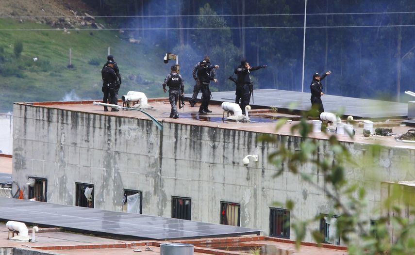 Policías toman sus posiciones en el techo de la prisión de Turi después de un motín el domingo 3 de abril de 2022, en Cuenca, Ecuador.&nbsp;