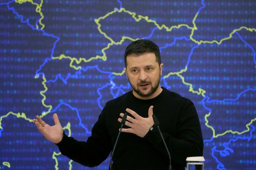 El presidente de Ucrania, Volodymyr Zelenskyy, ofrece una conferencia de prensa tras una cumbre UE-Ucrania en Kiev, el 3 de febrero de 2023.&nbsp;
