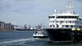 El buque cisterna fluvial Immunity (izquierda) pasa junto al crucero holandés MV Hondius, afectado por el hantavirus, que se encuentra atracado en el puerto de Rotterdam el 18 de mayo de 2026 El buque cisterna fluvial Immunity (izquierda) pasa junto al crucero holandés MV Hondius, afectado por el hantavirus, que se encuentra atracado en el puerto de Rotterdam el 18 de mayo de 2026