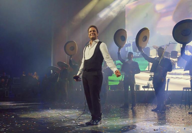 En esta imagen proporcionada por Netflix Diego Boneta como Luis Miguel en una escena de "Luis Miguel: La Serie" 