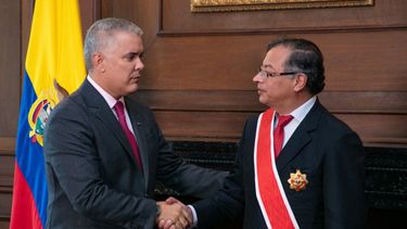 El presidente de Colombia Iván Duque le estrecha la mano a su sucesor Gustavo Petro