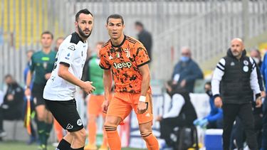 El delantero portugués de la Juventus, Cristiano Ronaldo (R), compite por el balón con el defensor italiano de Spezia, Claudio Terzi, durante el partido de fútbol de la Serie A italiana entre Spezia y la Juventus en el estadio Dino Manuzzi en Cesena el 1 de noviembre de 2020.