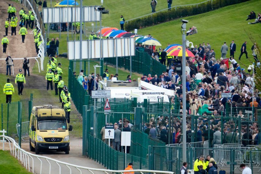 La policía resguarda el perímetro del hipódromo después de que activistas de derechos animales amenazaron con manifestarse durante el Grand National en Liverpool, Inglaterra, el 15 de abril del 2023.