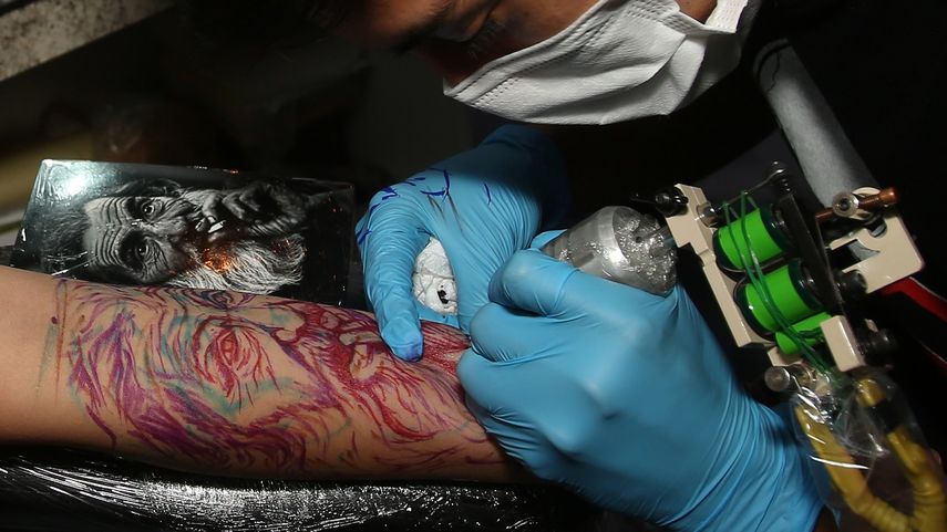 Un artista tatúa a una mujer el viernes 19 de mayo de 2017 durante la 1ra Convención de Arte Corporal Ajayu Tattoo, en La Paz, Bolivia.&nbsp;