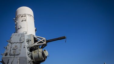 Un cañón de defensa Phalanx CIWS es montado en el destructor de la Armada de Estados Unidos USS Gravely, el 14 de marzo de 2023.&nbsp;