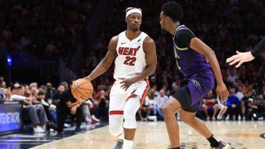 Jimmy Butler #22 del Miami Heat dribla el balón contra los New Orleans Pelicans durante el segundo cuarto del juego en el Kaseya Center el 01 de enero de 2025 en Miami, Florida.&nbsp; 