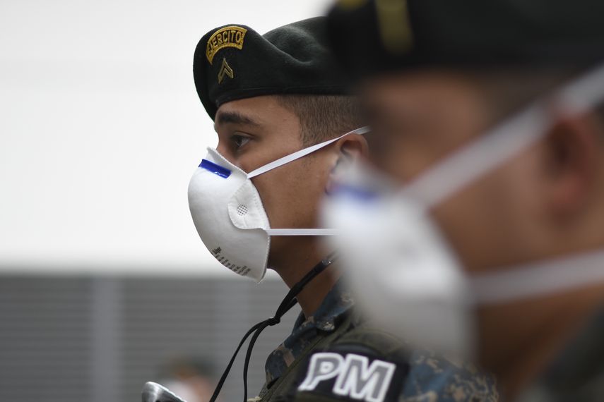 152/5000Los soldados guatemaltecos usan m&aacute;scaras faciales durante la inauguraci&oacute;n de un nuevo centro de atenci&oacute;n para pacientes con COVID-19 en la Ciudad de Guatemala el 20 de julio de 2020.
