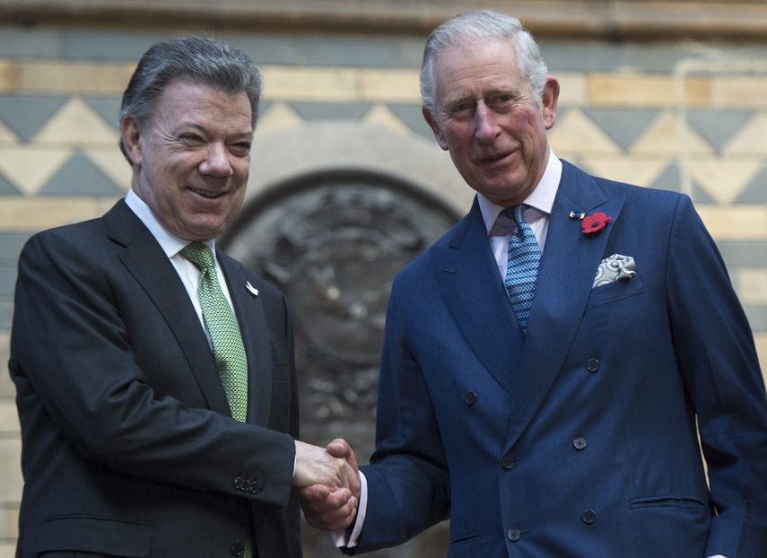 El príncipe Carlos de Inglaterra da la bienvenida al presidente de Colombia, Juan Manuel Santos 