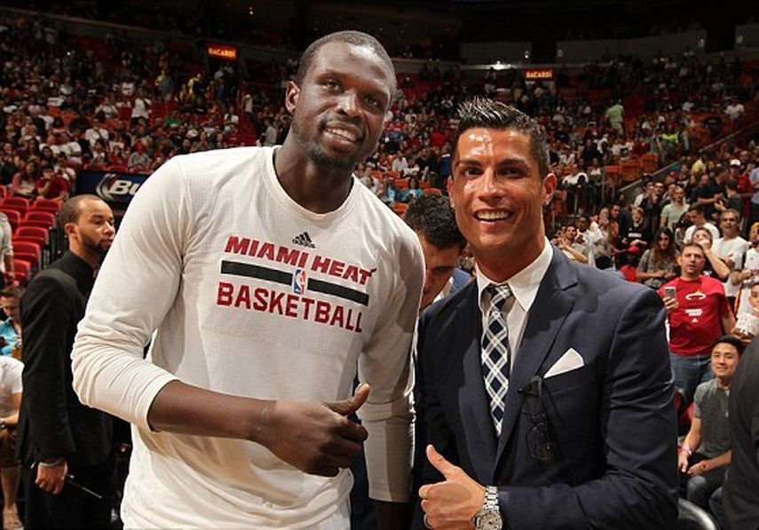 Deng y Cristiano compartieron unos minutos antes del encuentro. (CORTESÍA)
