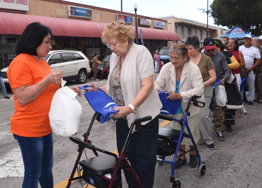 Cerca de 1.000 familias recibieron pavos para la cena de Acci&oacute;n de Gracias.