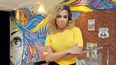 En esta foto de archivo tomada el 11 de abril de 2018, la cantante pop Anitta posa en su casa en Río de Janeiro, Brasil. La cantante pop brasileña Anitta se convirtió en la primera brasileña en llegar a la cima de la lista global de Spotify el 25 de marzo de 2022 con su exitosa canción Envolver.