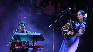 En esta fotografía de archivo del 19 de marzo de 2017 la cantautora mexico-estadounidense Julieta Venegas toca su acordeón en el Festival Vive Latino en la Ciudad de México.&nbsp;