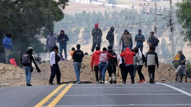 Supuestos indígenas destruyen las vìas y bloquean la Carretera Panamericana durante una protesta en el sector de Guachala cerca de Quito el 22 de septiembre de 2025.