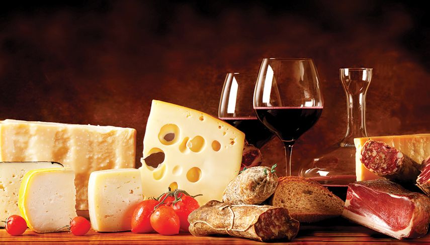 Resaltan los platos tradicionales, los quesos regionales y el exquisito jamón ibérico que no puede faltar. (CORTESÍA)