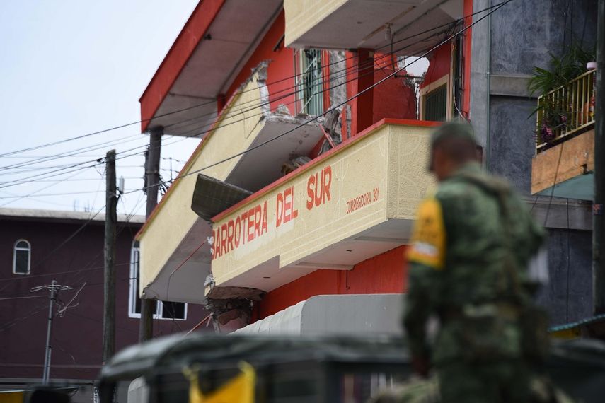 Autoridades recorren el lugar junto a una tienda de abarrotes destruida por un&nbsp;sismo&nbsp;en el municipio de Matías Romero, en el estado mexicano de Oaxaca, México.&nbsp;