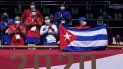 Miembros del equipo de Cuba vitorean desde las gradas durante la ronda preliminar de boxeo de 16 de los hombres de pluma (52-57 kg) entre el cubano Lázaro Álvarez y el jordano Zeyad Eishaih Hussein Eashash durante los Juegos Olímpicos de Tokio 2020 Miembros del equipo de Cuba vitorean desde las gradas durante la ronda preliminar de boxeo de 16 de los hombres de pluma (52-57 kg) entre el cubano Lázaro Álvarez y el jordano Zeyad Eishaih Hussein Eashash durante los Juegos Olímpicos de Tokio 2020