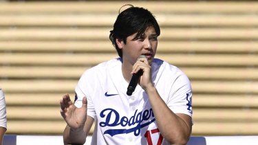 Shohei Ohtani #17 de los Dodgers de Los Ángeles habla con los aficionados durante el Dodger Fest en el Dodger Stadium el 31 de enero de 2026 en Los Ángeles, California.&nbsp;